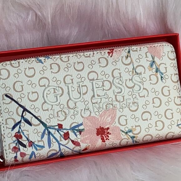NEW ladies Guess leather wallet with keychain - Picture 2 of 11
